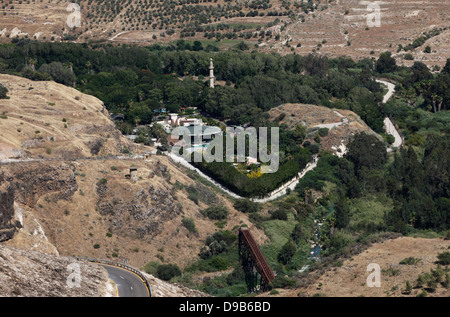 Ein Blick in Richtung Hamat Gader oder al-Hamma ein Ort mit heißen Quellen auf dem Land von Al-Hamma, das vor 1948 ein palästinensisches Dorf im Yarmouk-Flusstal war, nahe der Grenze zu den südlichen Golanhöhen Israels Stockfoto