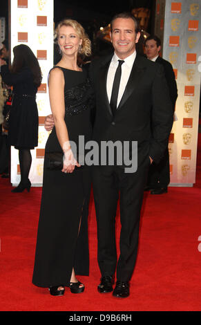 Jean Dujardin und Frau Alexandra Lamy Orange British Academy Film Awards (BAFTAs) statt am Royal Opera House - Ankünfte London, England - 12.02.12 Stockfoto