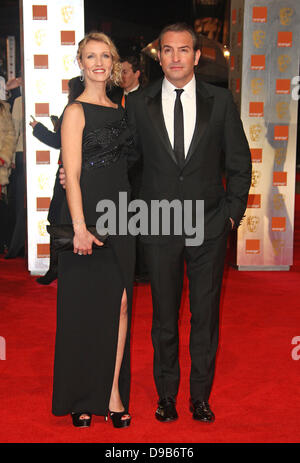 Jean Dujardin und Frau Alexandra Lamy Orange British Academy Film Awards (BAFTAs) statt am Royal Opera House - Ankünfte London, England - 12.02.12 Stockfoto