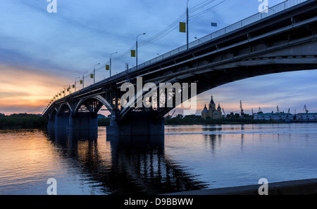 Brücke auf eine ruhige Nacht in Nischni Nowgorod Stockfoto