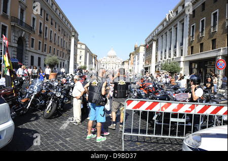 Rom, Italien. Harley Davidson Fahrer Enthusiasten Roll in Rom. Die niedrige Poltern von rund 35.000 Harley Davidson ist überholen die Summen der Motorroller und Autos in den Straßen rund um den Vatikan, und am Sonntag wird es noch in der St. Peter's Square vorhanden sein. Stockfoto