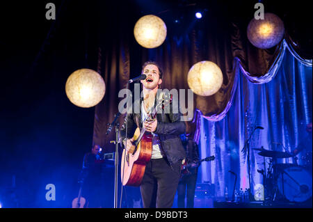 James Morrison die live im HMV Apollo auf der Eröffnung UK Tour Förderung seines letzten Albums "The Awakening" London, England - 09.02.12 Stockfoto