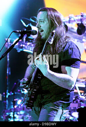 John Petrucci von Dream Theater in Manchester O2 Apollo. Manchester, England - 09.02.12 Stockfoto