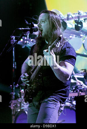 John Petrucci von Dream Theater in Manchester O2 Apollo. Manchester, England - 09.02.12 Stockfoto