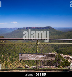 Foto zeigt den Blick auf Mount Solitary in Katoomba aus der Lady Darley Suche auf dem Prince Henry Clifftop Spaziergang Stockfoto