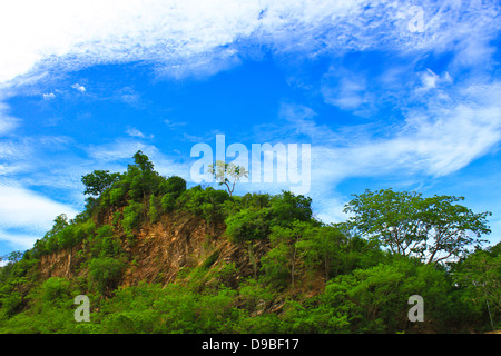 Felsen und Bäume des Kaengkrachan Nationalparks, Berge in Thailand Stockfoto