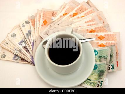Eine Tasse Kaffee auf Geld Notizen platziert Stockfoto