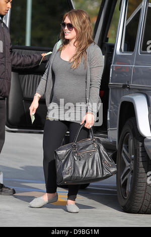 Hochschwangere Hilary Duff kommt an der Saint John's Health Center mit zwei großen Taschen, eine davon von Whole Foods, Los Angeles, Kalifornien - 31.02.12 Stockfoto