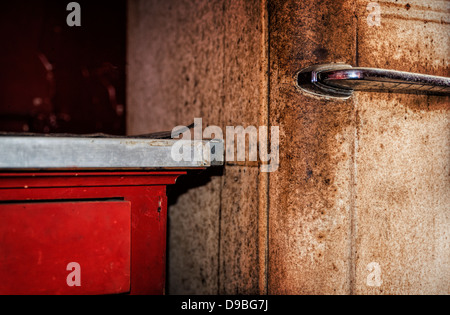 Detail der verrosteten alten Kühlschrank und Küche Zähler. Stockfoto