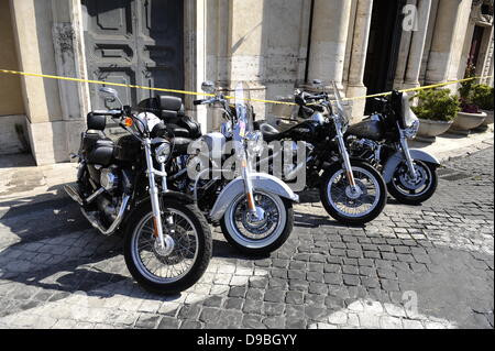 Rom, Italien. Juni 2013. Harley-Davidson-Enthusiasten Rollen In Rom Ein. Das niedrige Grollen von etwa 35,000 Harley Davidson überholt die Summen der Roller und Autos in den Straßen rund um den Vatikan, und am Sonntag wird es sogar auf dem Petersplatz anwesend sein. Stockfoto