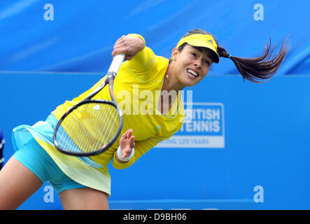 Eastbourne UK 17. Juni 2013 - Ana Ivanovic Serbiens in Aktion gegen Elena Vesnina Russlands in ihrem Spiel heute um die Aegon International-Tennis-Turnier in Eastbourne heute Stockfoto