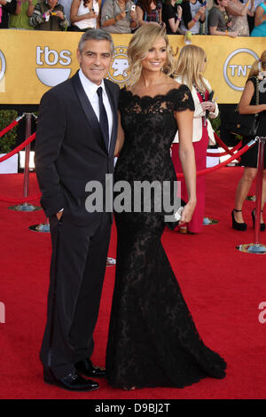 George Clooney und Stacy Keibler statt 18. Annual Screen Actors Guild Awards im Shrine Auditorium - Ankünfte Los Angeles, Kalifornien - 29.01.12 Stockfoto