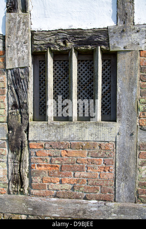 Detail der äußeren Diamant-Profil-Pfosten / Windows Pendean, ein Fachwerk-Bauernhaus erbaut im Jahre 1609 Stockfoto