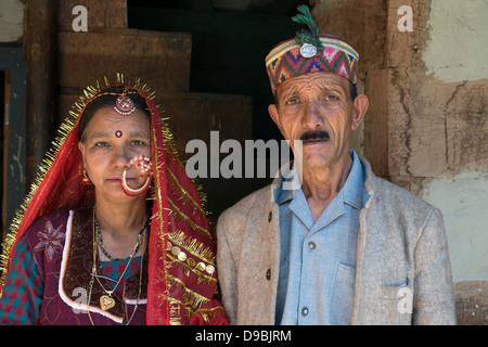 Gaddi Stammes-Patriarch posiert für die Kamera mit seiner Frau in den Himalaya Dorf Kugti in Himachal Pradesh, Indien Stockfoto