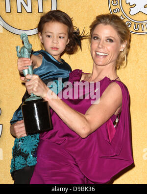 Aubrey Anderson-Emmons und Julie Bowen 18. Annual Screen Actors Guild Awards (SAG Awards) abgehaltenen The Shrine Auditorium - Presse Raum Los Angeles, Kalifornien - 29.01.12 Stockfoto