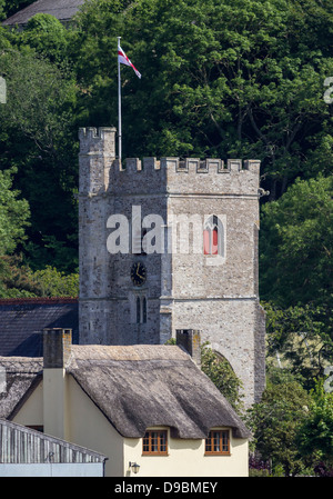 Axmouth Kirchturm, Reetdachhäuser, East Devon, England, UK. Stockfoto