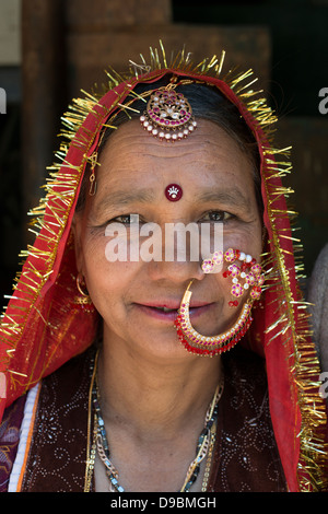 Ein Gaddi Stammes-Matriarchin posiert für die Kamera auf den Himalaya Dorf Kugti in Himachal Pradesh, Indien Stockfoto