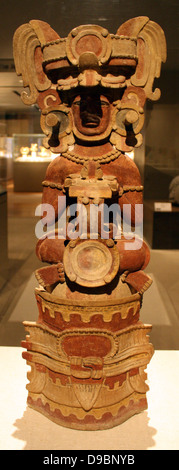 Maya Pfanne. Sitzende Figur Pfanne (Incensario) Mexiko oder Guatemala. Maya 3rd-6th century. Keramik. Die große Keramik Pfannen als Tempel Möbel in den tropischen Wäldern der Maya Tiefland verwendet werden zu den komplexesten Skulpturen in gebranntem Ton durch diese künstlerisch begabten alten Menschen gemacht. Stockfoto