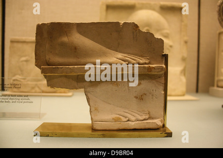 Kalkstein Votives oder Sculptor's Modelle der Ptolemäischen Periode 4 th-1. Jahrhundert v. Chr. Reliefs, oft auf beiden Seiten und Skulptur in der Runde geschnitzt zeigen Tiere, Gottheiten, Teile des Körpers und der königliche Porträts. Stockfoto