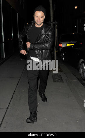 Jude Law geht durch Soho nach einem Treffen mit Lisa maurischen London, England - 26.01.12 Stockfoto