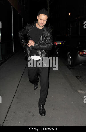 Jude Law geht durch Soho nach einem Treffen mit Lisa maurischen London, England - 26.01.12 Stockfoto