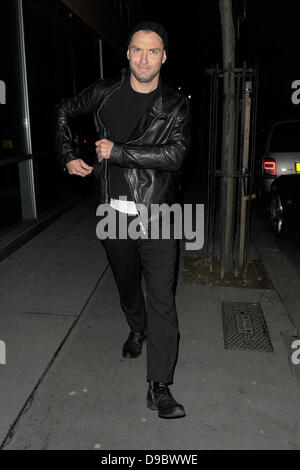 Jude Law geht durch Soho nach einem Treffen mit Lisa maurischen London, England - 26.01.12 Stockfoto