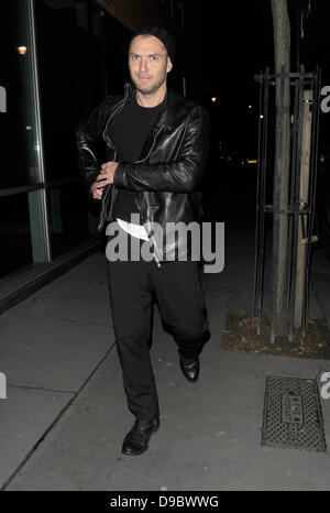 Jude Law geht durch Soho nach einem Treffen mit Lisa maurischen London, England - 26.01.12 Stockfoto