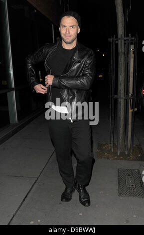 Jude Law geht durch Soho nach einem Treffen mit Lisa maurischen London, England - 26.01.12 Stockfoto