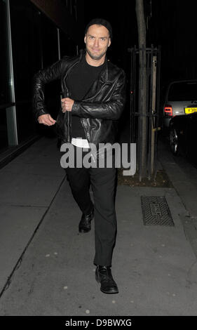 Jude Law geht durch Soho nach einem Treffen mit Lisa maurischen London, England - 26.01.12 Stockfoto