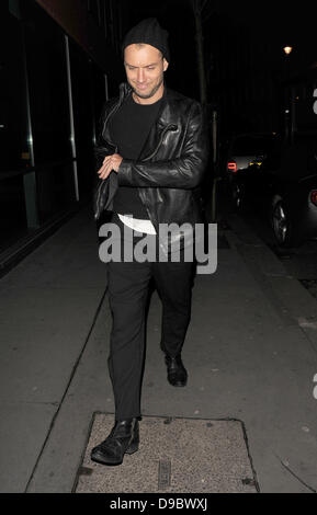 Jude Law geht durch Soho nach einem Treffen mit Lisa maurischen London, England - 26.01.12 Stockfoto