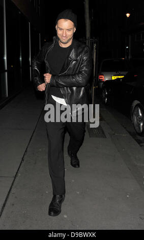 Jude Law geht durch Soho nach einem Treffen mit Lisa maurischen London, England - 26.01.12 Stockfoto