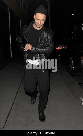 Jude Law geht durch Soho nach einem Treffen mit Lisa maurischen London, England - 26.01.12 Stockfoto