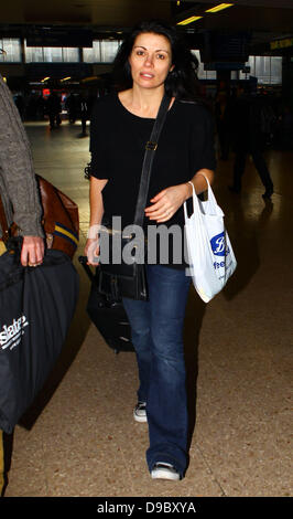 Alison King die Besetzung der Coronation Street erreichen an der Euston Station zurück nach Manchester nach dem Besuch der National Television Awards London, England - 26.01.11 Stockfoto