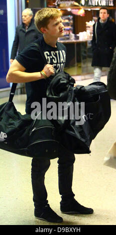 Sam Aston die Besetzung der Coronation Street erreichen an der Euston Station zurück nach Manchester nach dem Besuch der National Television Awards London, England - 26.01.11 Stockfoto