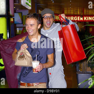 Jack P. Shepherd und Ryan Thomas die Besetzung der Coronation Street kommen bei Euston Station, zurück nach Manchester nach dem Besuch der National Television Awards London, England - 26.01.11 Stockfoto