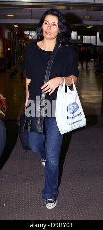 Alison King die Besetzung der Coronation Street erreichen an der Euston Station zurück nach Manchester nach dem Besuch der National Television Awards London, England - 26.01.11 Stockfoto