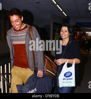 Alison King die Besetzung der Coronation Street erreichen an der Euston Station zurück nach Manchester nach dem Besuch der National Television Awards London, England - 26.01.11 Stockfoto