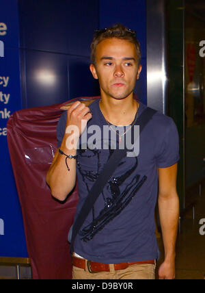 Jack P. Shepherd die Besetzung der Coronation Street erreichen an der Euston Station zurück nach Manchester nach dem Besuch der National Television Awards London, England - 26.01.11 Stockfoto