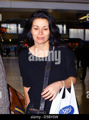 Alison King die Besetzung der Coronation Street erreichen an der Euston Station zurück nach Manchester nach dem Besuch der National Television Awards London, England - 26.01.11 Stockfoto