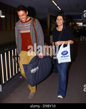 Alison King die Besetzung der Coronation Street erreichen an der Euston Station zurück nach Manchester nach dem Besuch der National Television Awards London, England - 26.01.11 Stockfoto