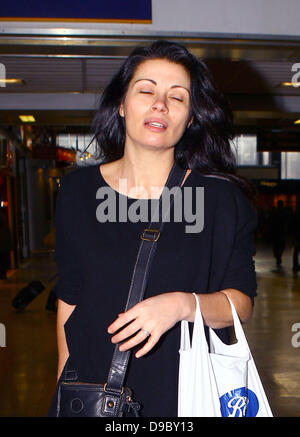 Alison King die Besetzung der Coronation Street erreichen an der Euston Station zurück nach Manchester nach dem Besuch der National Television Awards London, England - 26.01.11 Stockfoto