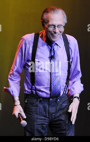 Larry King führt auf der Bühne der Seminole Hard Rock Hotels und Casinos Hard Rock Live. Hollywood, Florida - 25.01.12, Stockfoto