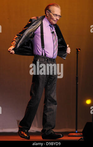 Larry King führt auf der Bühne der Seminole Hard Rock Hotels und Casinos Hard Rock Live. Hollywood, Florida - 25.01.12, Stockfoto