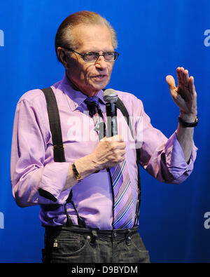 Larry King führt auf der Bühne der Seminole Hard Rock Hotels und Casinos Hard Rock Live. Hollywood, Florida - 25.01.12, Stockfoto