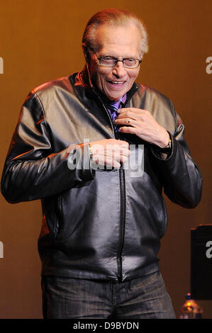 Larry King führt auf der Bühne der Seminole Hard Rock Hotels und Casinos Hard Rock Live. Hollywood, Florida - 25.01.12, Stockfoto