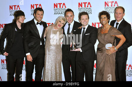 Dougie Poynter, Mark Wright, Crissy Rock, Anthony McPartlin, Declan Donnelly, Fatima Whitbread und Antony Baumwolle posieren mit ihren besten Realität Programm Award National Television Awards statt in der O2 Arena - Press Room. London, England - 25.01.12 Stockfoto