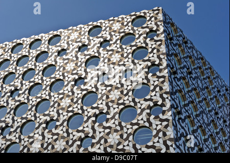 Ravensbourne College Gebäude in North Greenwich in der Nähe von Millennium Dome (O2), London, England, Vereinigtes Königreich. Stockfoto