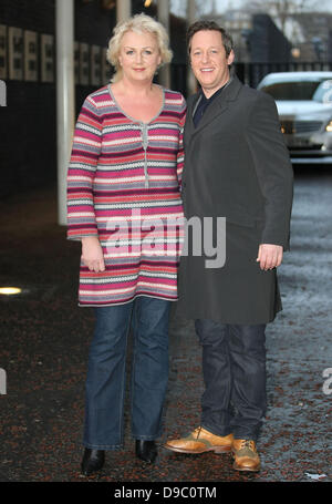 Sue Cleaver und Tony Hirst um die ITV Studios London, England - 25.01.12 Stockfoto