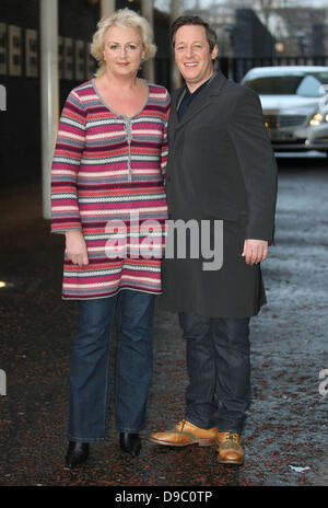 Sue Cleaver und Tony Hirst um die ITV Studios London, England - 25.01.12 Stockfoto