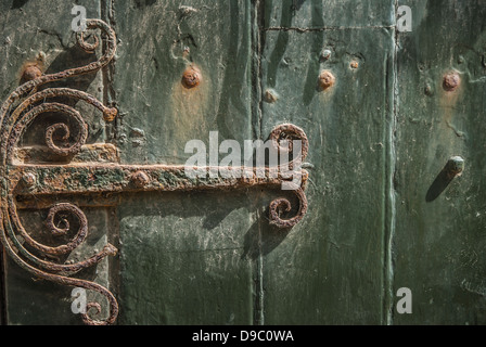 Alte verzierte rostende Tür Scharnier Detail. Stockfoto